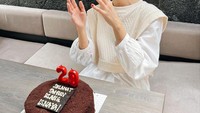 Tingkah kocaknya selalu ditampilkan dalam berbagai momen. Saat merayakan ulang tahun beberapa waktu lalu, dirinya memesan kue cokelat dengan tulisan yang terbalik. Foto: Instagram/isyanasarasvati