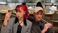 Sosoknya yang senang bergaul juga pernah membagikan momen makan bersama penyanyi Afgan. Keduanya berpose menggigit sumpit sambil menunggu makanan yang dipesan. Foto: Instagram/isyanasarasvati
