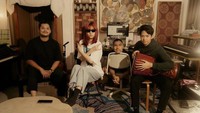 Padahal sebelumnya ia juga sedang menyiapkan album ke-4nya. Isyana Sarasvati mengingatkan penggemarnya untuk selalu menjaga kesehatan yang lebih mahal dari segalanya. Foto: Instagram/isyanasarasvati