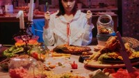 Isyana Sarasvati terkenal dengan lagu-lagu dan video musiknya yang unik. Salah satunya konsep mengacak-ngacak makanan di dapur yang dilakukan oleh Isyana Sarasvati sendiri. Foto: Instagram/isyanasarasvati