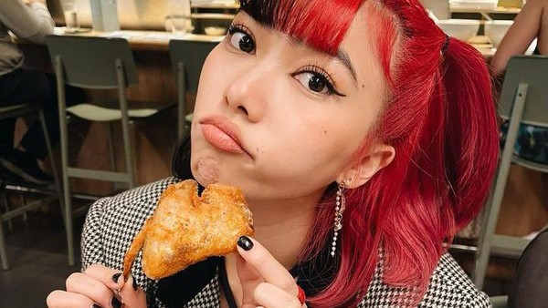 Keseruan  Isyana Sarasvati Nikmati Ayam Goreng dan Pasta di Amerika