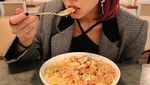 Keseruan  Isyana Sarasvati Nikmati Ayam Goreng dan Pasta di Amerika