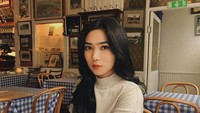 Sesekali Isyana Sarasvati juga menampilkan sosoknya yang anggun dan serius. Minum kopi hangat yang segar, ia menggerai rambut hitamnya yang panjang. Foto: Instagram/isyanasarasvati