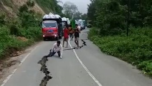 Jalan lintas provinsi di Sumbawa, NTB, retak dan rusak cukup parah dan panjang. Bahkan, disebut sebagai titik rawan longsor.