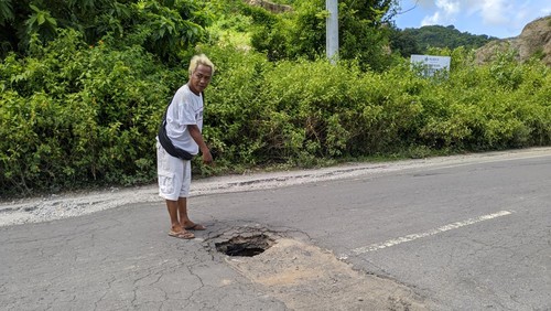 Kondisi jalan di dekat Pelabuhan Gili Mas rusak parah dikeluhkan warga, Kamis (20/4/2023).