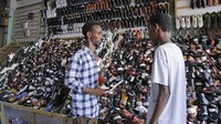 Tidak hanya pakaian, warga juga berbelanja spatu dan sandal.