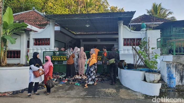 Jemaah Aolia saat melaksanakan salat Id di Pedukuhan Panggang III, Kalurahan Giriharjo, Kapanewon Panggang, Kabupaten Gunungkidul, Kamis (20/4/2023).