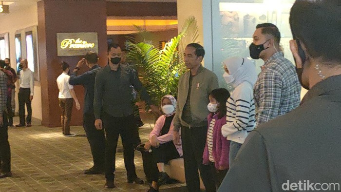 Jokowi dan Iriana berfoto bersama pengunjung di mal Solo Paragon, Kamis (20/4/2023).