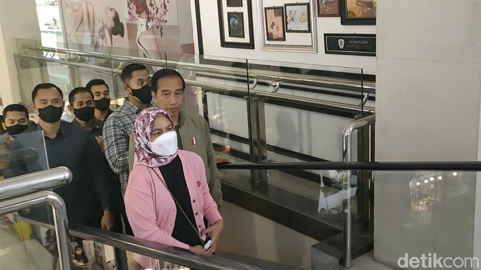Jokowi dan Iriana saat tiba di mal Solo Paragon, Kamis (20/4/2023).