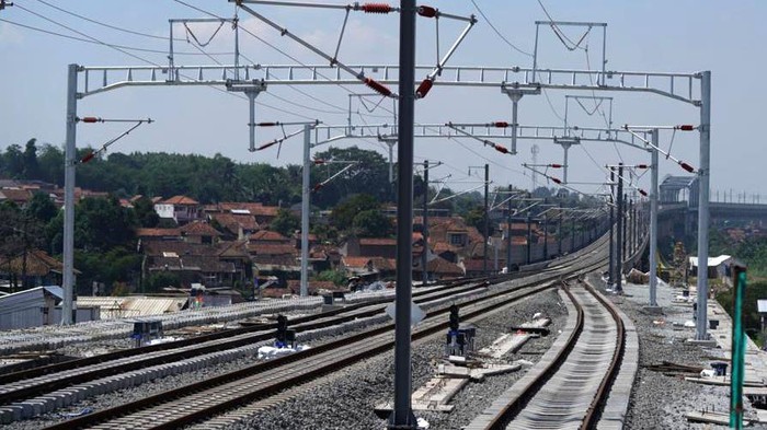 Sebagai salah satu tahapan menjelang comissioning test, seluruh rel Kereta Api Cepat Jakarta Bandung (KCJB) dilakukan penyesuaian halus atau fine adjustment. Fine adjustment adalah proses tuning atau kalibrasi rel yang sudah dipasangkan.