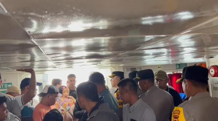 Kapal Cepat Angkut Pemudik Over Kapasitas di Pelabuhan Nusantara Kendari
