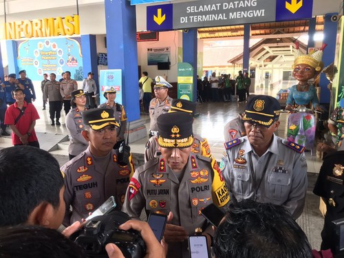 Kapolda Bali Irjen Putu Jayan Danu Putra meninjau arus mudik di Terminal Tipe A Mengwi, Kabupaten Badung, Bali, Kamis (20/4/2023) siang.