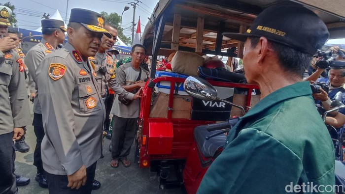 Kapolda Metro Jaya Irjen Karyoto meninjau Pospam Kedung Waringin