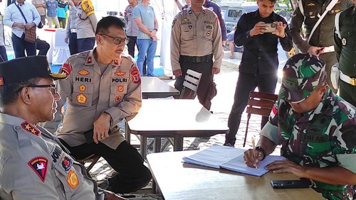 Kapolda NTT Irjen Johni Asadoma dan Kasrem 161 Wirasakti Kolonel CPL Simon Petrus Kamlasi saat mengecek kerusakan fasilitas umum di Kota Kupang, NTT, Kamis (19/4/2023) sore.