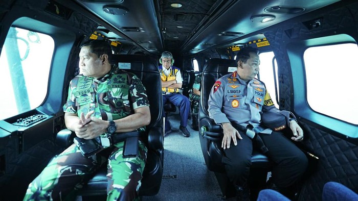 Kapolri bersama Panglima TNI dan Menhub memantau arus mudik di Tol Jakarta-Merak hingga Tol Lintas Sumatera via udara, Kamis (20/4/2023).