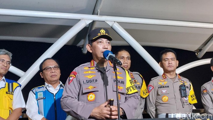 Kapolri Jenderal Listyo Sigit Prabowo saat di gedung Jasa Marga Km 70 Tol Jakarta-Cikampek (Rumondang Naibaho/detikcom)