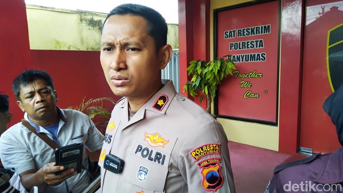 Kasat Reskrim Polresta Banyumas, Kompol Agus Supriyadi memberikan keterangan kejadian Fortuner nyelonong ke jalur kereta api.