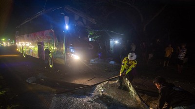 Bus Bintang Prima Tabrak Truk Kontainer di Trans Sulawesi