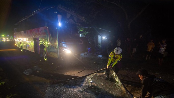KECELAKAAN BUS ANGKUTAN MUDIK DI TRANS SULAWESI Sejumlah warga dan polisi menyaksikan bus Bintang Prima yang ringsek setelah menabrak kendaraan pengangkut kontainer yang sedang parkir di ruas jalan Trans Sulawesi, Kota Pare-Pare, Sulawesi Selatan, Kamis (20/4/2023) dini hari. Tidak ada korban jiwa dalam kecelakaan tersebut, tapi sejumlah pemudik rute Makassar-Masamba itu mengalami luka-luka dan dilarikan ke rumah sakit setempat. ANTARA FOTO/Basri Marzuki/aww.