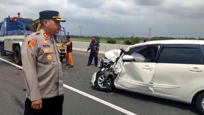Dua kendaraan pemudik di ruas tol Pekalongan, terlibat kecelakaan lalu lintas.  Tidak ada korban jiwa dalam peristiwa ini.