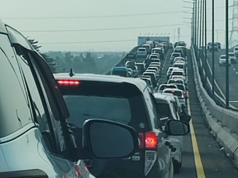 Kemacetan tetap dapat terjadi meski diberlakukannya contraflow dan one way. Ini cerita pemudik yang terjebak macet di salah satu lajur saat one way diterapkan. (dok Pribadi/Uhawan)