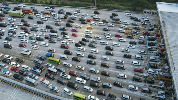 Kepadatan di jalan Tol Cikampek, Jawa Barat, Kamis (20/4/2023). (Anadolu Agency via Getty Images) Kepadatan di jalan Tol Cikampek, Jawa Barat, Kamis (20/4/2023). (Anadolu Agency via Getty Images)