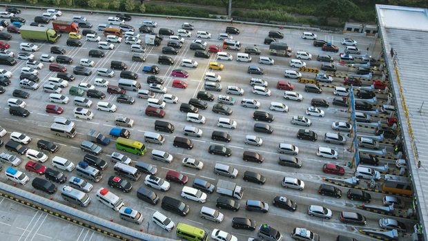 Kepadatan di jalan Tol Cikampek, Jawa Barat, Kamis (20/4/2023). (Anadolu Agency via Getty Images)