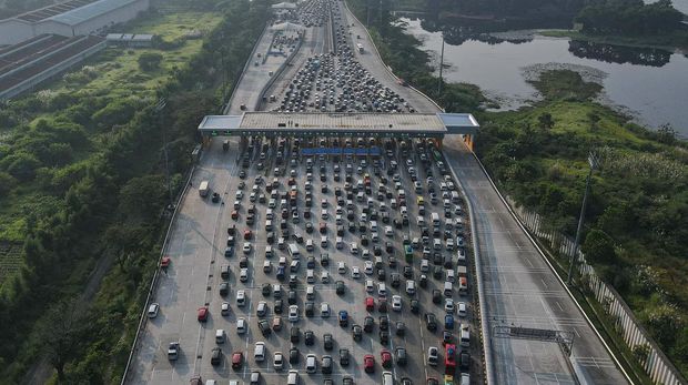 Kepadatan di jalan Tol Cikampek, Jawa Barat, Kamis (20/4/2023). (Anadolu Agency via Getty Images)