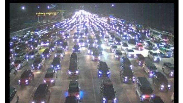 Kepadatan kendaraan di gerbang Tol Cikampek Utama