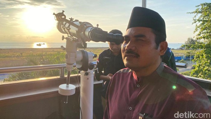 Kepala Kementerian Agama Kota Sorong, Rofiul Amri saat pemantauan hilal.