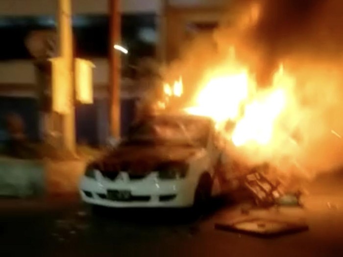 Mobil terbakar imbas kericuhan di Gor Oepoi Kota Kupang, Nusa Tenggara Timur (NTT), Rabu (19/4/2023) malam.