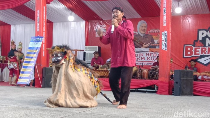 Ketika kesenian berokan menghibur pemudik di rest area Losarang, Indramayu