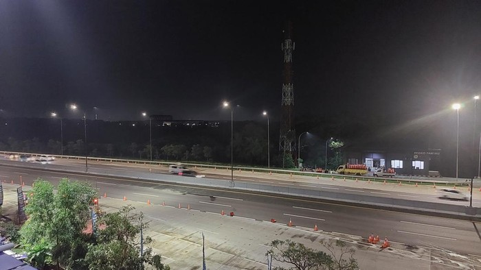 Km 70 Tol Jakarta-Cikampek pukul 18.31 WIB, Kamis (20/4/2023).