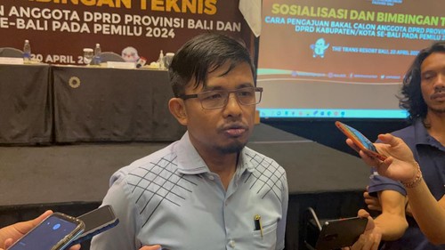 Komisioner KPU Idham Holik diwawancarai di Badung, Bali, Kamis (20/4/2023).