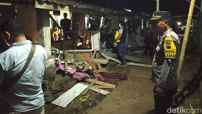 Kondisi rumah warga Salaman, Magelang, rusak akibat ledakan, Rabu (20/4/2023).