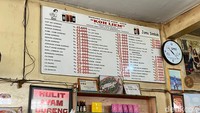 Pengunjung tak akan kena getok harga di sini karena informasi menu tercantum jelas. Ada nama menu yang ditulis bersama harganya.
