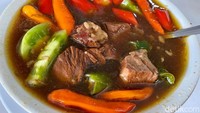 Hidangan andalannya, tentu saja asem-asem daging yang kini dibanderol Rp 50 ribu per porsi. Tampak menarik selera ya?