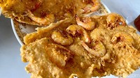 Jangan lewatkan juga gimbal udang alias bakwan udang yang dibanderol Rp 15 ribu per buah.