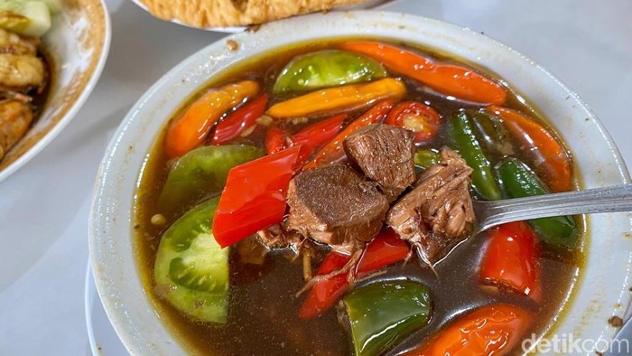 Kuliner Legendaris Semarang! Asem-asem Daging Koh Liem Sejak 1978