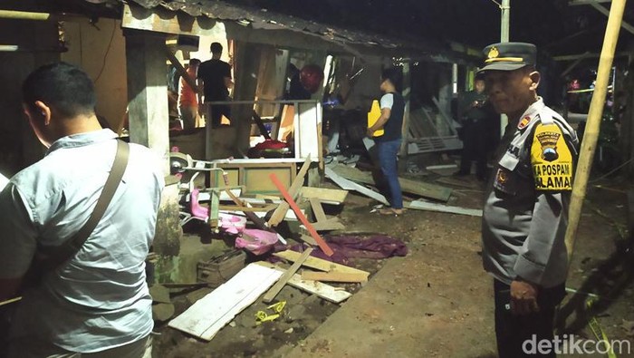 Ledakan petasan di Desa Jebengsari, Kecamatan Salaman, Kabupaten Magelang dan Dansat Brimob Polda Jateng Kombes Yopie Indra Prasetya Sepang.