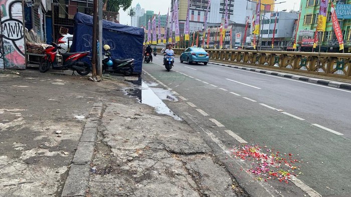 Lokasi pejalan kaki ditabrak mobil hingga terpental di Tanah Abang ditaburi bunga (Mulia/detikcom)