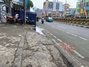Warga Tabur Bunga di Lokasi Pejalan Kaki Tewas Ditabrak Mobil di Jakpus