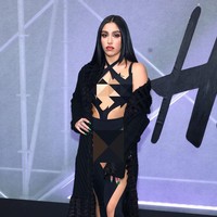 Lourdes Leon disebut tampil seperti sang ibu Madonna di masa muda. Dia bergaya super seksi dengan busana catsuit cat out yang merupakan koleksi H&M x Mugler. Foto: Dok. Getty Images