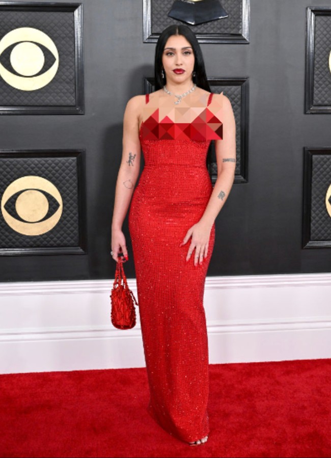 Pada saat menghadiri Grammy Awards 2023, Lourdes Leon juga tampil bak Madonna di masa muda. Dia mengenakan gaun merah dari brand Area yang memiliki detail cup piramid seperti yang pernah dikenakan Madonnna saat menggelar Blond Ambition Tour pada 1990. Pada saat itu Madonna mengenakan busana karya Jean Paul Gaultier dengan detail di bagian dada yang disebut cone bra. Foto: Dok. Getty Images