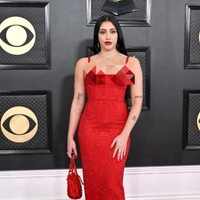 Pada saat menghadiri Grammy Awards 2023, Lourdes Leon juga tampil bak Madonna di masa muda. Dia mengenakan gaun merah dari brand Area yang memiliki detail cup piramid seperti yang pernah dikenakan Madonnna saat menggelar Blond Ambition Tour pada 1990. Pada saat itu Madonna mengenakan busana karya Jean Paul Gaultier dengan detail di bagian dada yang disebut cone bra. Foto: Dok. Getty Images