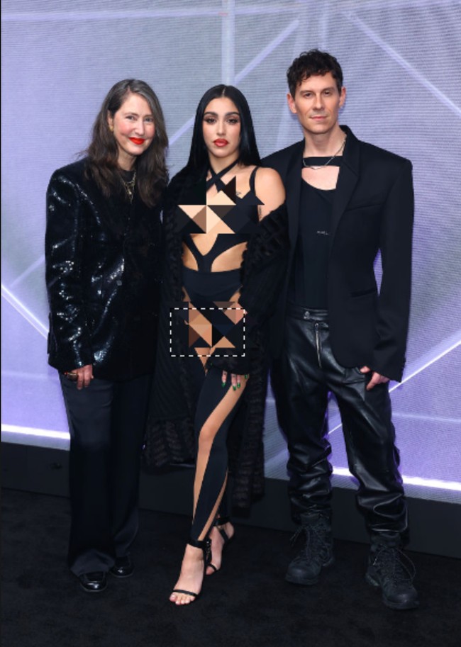 Pada koleksi H&M x Mugler ini, busana yang ditampilkan merupakan signatue look dari karya mendiang sang desainer Thierry Mugler. Foto: Dok. Getty Images