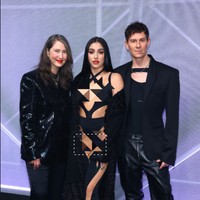 Pada koleksi H&M x Mugler ini, busana yang ditampilkan merupakan signatue look dari karya mendiang sang desainer Thierry Mugler. Foto: Dok. Getty Images