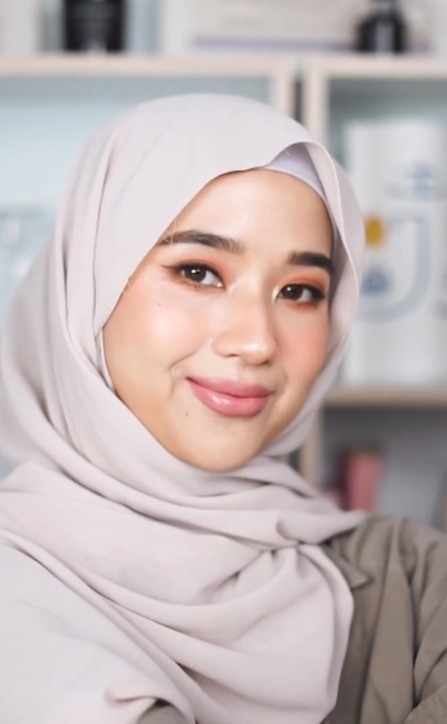 Eyeshadow bernuansa peach akan menyegarkan penampilan saat Lebaran. Sasyachi menambahkan bulu mata palsu agar mata tampak lebih tajam. Foto: dok. Instagram
