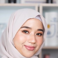 Eyeshadow bernuansa peach akan menyegarkan penampilan saat Lebaran. Sasyachi menambahkan bulu mata palsu agar mata tampak lebih tajam. Foto: dok. Instagram