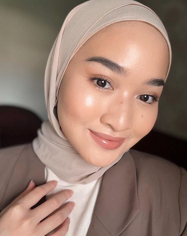 Penampilan natural glowing ala Kiara Leswara ini bisa jadi inspirasi makeup Hari Raya. Dasarnya menggunakan cushion untuk penampilan kulit wajah yang terlihat sehat dan penerapan lipstik warna peach atau coklat dengan sentuhan akhir lipgloss untuk menyempurnakan penampilan. Foto: dok. Instagram